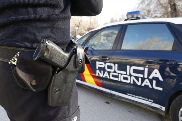 Dos detenidos en Valladolid por robar un coche y exigir dinero al dueño para su devolución .