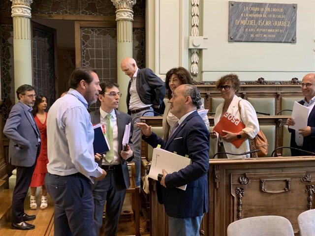 El presidente y el portavoz del Grupo Municipal Socialista en el Ayuntamiento de Valladolid, Óscar Puente y Pedro Herrero, dialogan tras el Pleno con el concejal de Salud Pública y Seguridad, Alberto Cuadrado.