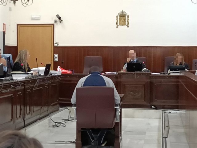 Imagen del juicio contra el condenado por asesinar a una mujer en un asentamiento de Palos de la Frontera (Huelva).