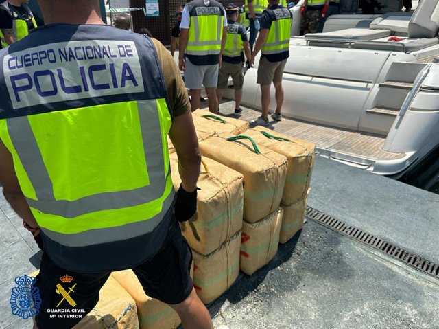 Nota De Prensa: "Intervenidos Casi 5.000 Kilogramos De Hachís Cuando Trataban De Descargarlos En El Puerto De Santa Pola"