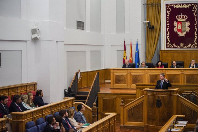 García-Page, desde la tribuna de oradores