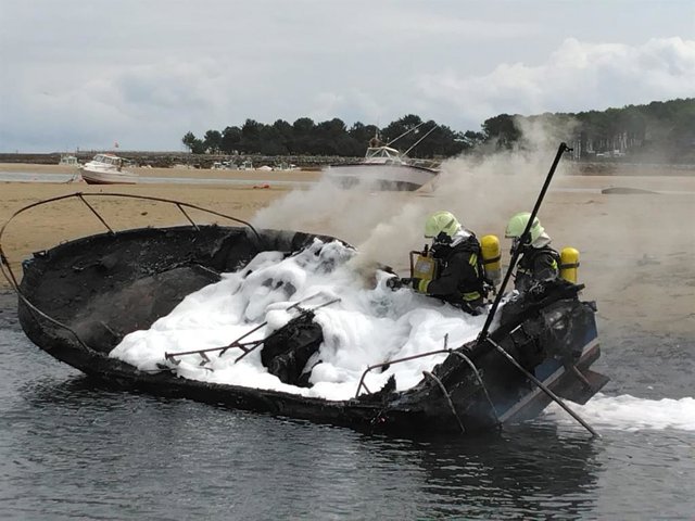Incendio declarado en una embarcación de recreo en San Vicente de la Barquera