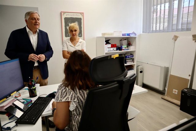 El alcalde de Ciudad Real, Paco Cañizares, inaugura el centro local de la mujer