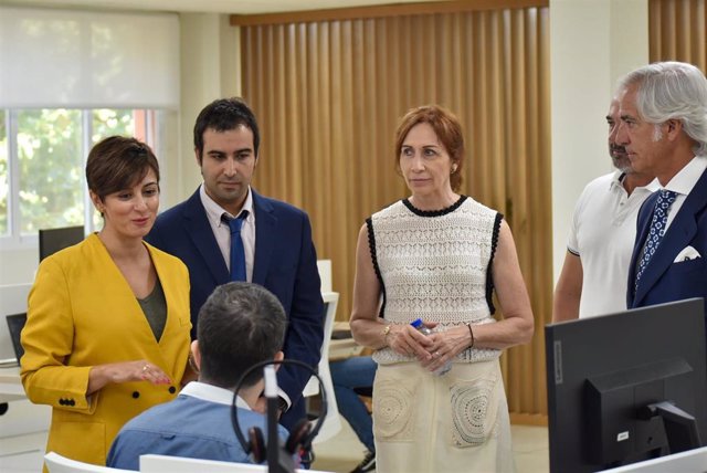 La ministra de Política Territorial y Portavoz del Gobierno, Isabel Rodríguez,  durante su visita al Centro de Competencias Digitales de Alcázar