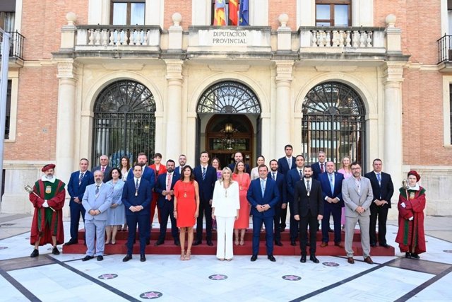 Marta Barrachina junto al resto de la corporación provincial