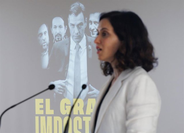 La presidenta de la Comunidad de Madrid, Isabel Díaz Ayuso, interviene durante la presentación del libro ‘El gran impostor’ de Carlos Cuesta, en el Círculo de Bellas Artes, a 5 de julio de 2023, en Madrid (España).