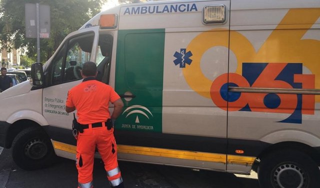 Archivo - Imagen de archivo de una ambulancia de CES 061