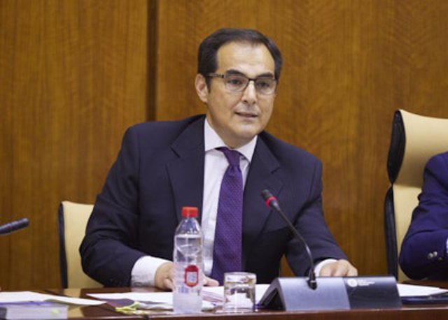 El consejero de Justicia, Administración Local y Función Pública, Jose Antonio Nieto, en comisión parlamentaria