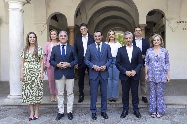 El presidente del PP-A y de la Junta de Andalucía, Juanma Moreno, en una imagen de 15 de junio, posa con los cabezas de lista de su partido al Congreso en las elecciones de 23 de julio.  
