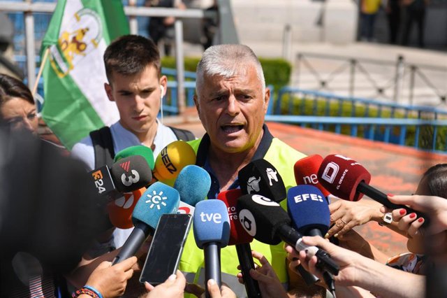 El coordinador estatal de la Unión de Uniones de Agricultores y Ganaderos, Luis Cortés, ofrece declaraciones a los medios durante una tractorada convocada por la Unión, en Madrid.