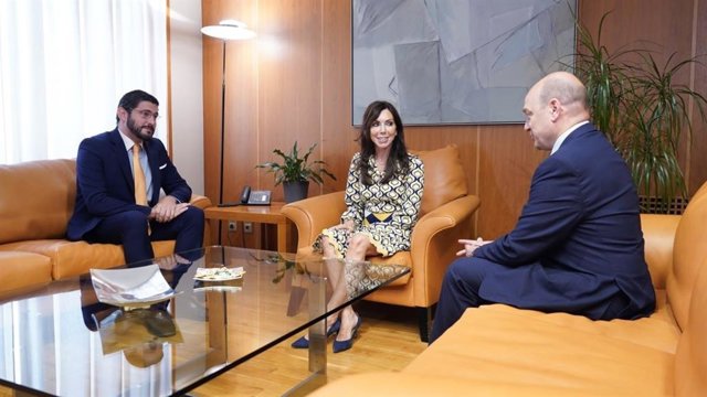 El portavoz de VOX en las Cortes de Aragón, Alejandro Nolasco, y el diputado Santiago Morón, se reúnen con la presidenta de las Cortes de Aragón, Marta Fernández, dentro de la ronda de consultas para la investidura.