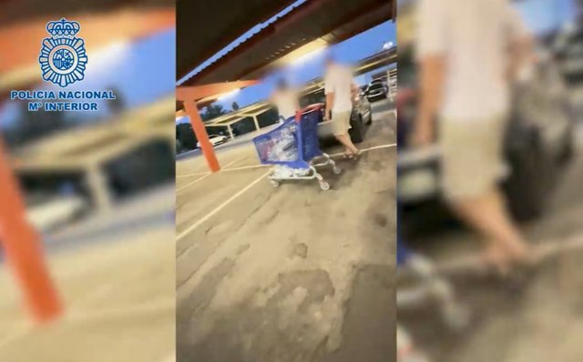 Imagen difundida por la Policía Nacional del momento de la detención del prófugo francés en San Juan de Aznalfarache (Sevilla).