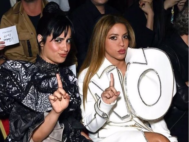 Shakira, con Camila Cabello en el front-row del desfile de Viktor & Rolf en la Semana de la Alta Costura de París