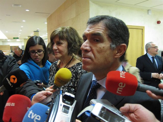 Archivo - El presidente del TSJA, Lorenzo del Río, atiende a los medios en una foto de archivo.