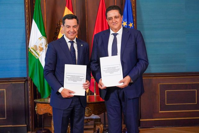 El presidente de la Junta de Andalucía, Juanma Moreno (i.), y el el presidente del Consejo Regional de Tánger-Tetuán-Alhucemas, Omar Moro, firman un acuerdo de cooperación, este jueves en Sevilla