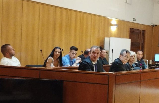 Los seis condenados, junto a sus defensores, en la comparecencia celebrada este jueves en la Audiencia de Valladolid donde han asumido un conjunto de penas que suman más de 23 años de cárcel.