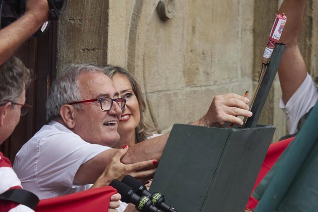 El presidente del Club Atlético Osasuna, Luis Sabalza, lanza el chupinazo que da inicio a los Sanfermines 2023, en la Plaza del Ayuntamiento de Pamplona.