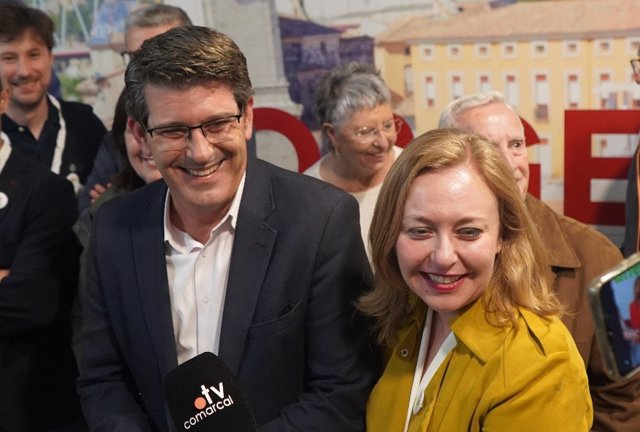 Archivo - Imagen de archivo del alcalde de Ontinyent (Valencia) y líder de Ens Uneix, Jorge Rodríguez, junto a la representante de esta formación en la Diputación de Valencia, Natàlia Enguix. 