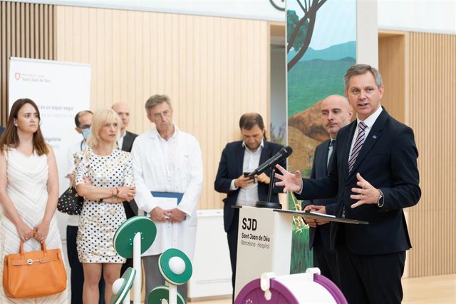 El ministro de Sanidad, José Miñonez, en el Hospital Sant Joan de Déu