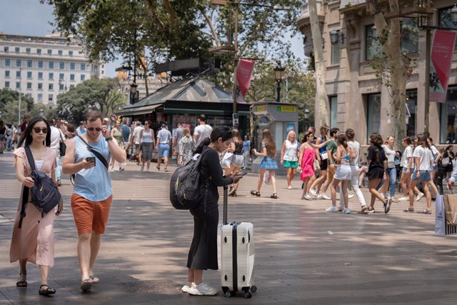 Varias personas pasean por Las Ramblas, a 30 de junio de 2023, en Barcelona, Cataluña (España). 
