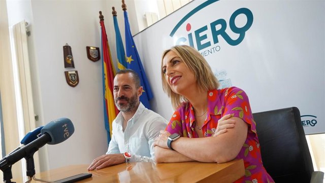 El alcalde de Siero, Ángel García, junto a la concejala Susana Madera.