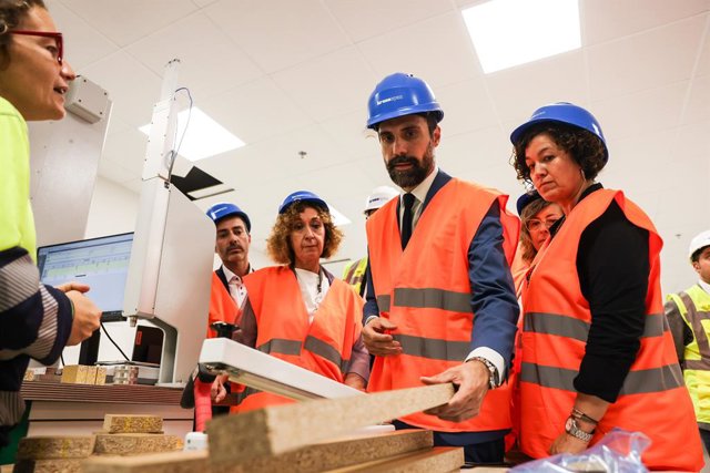 Els consellers Roger Torrent i Ester Capella durant la visita a Kronospan