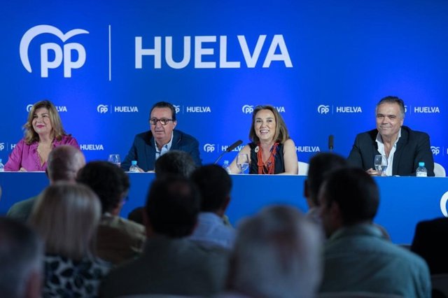 La secretaria general del Partido Popular, Cuca Gamarra, y el presidente del PP de Huelva, Manuel Andrés González, presiden la reunión de la Junta Directiva Provincial de los populares onubenses.