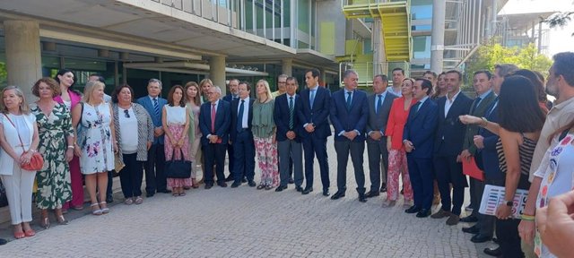 Foto de familia en la visita a Palmas Altas, sede a partir del próximo mes de septiembre de la Ciudad de la Justicia de Sevilla.