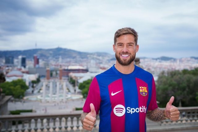 Iñigo Martínez posa con la camiseta del FC Barcelona.