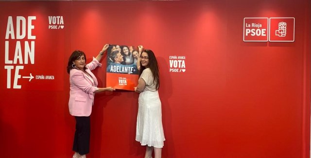 Las candidatas del PSOE al Congreso y al Senado, Elisa Garrido y Concha Andreu, en la tradicional pegada de carteles de cara a las elecciones del 23J