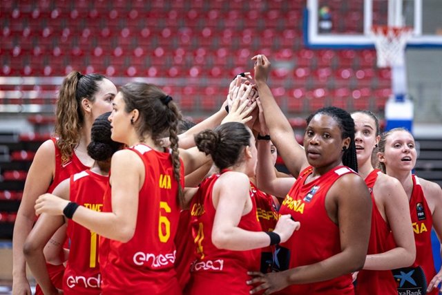 La selección española sub-18 de baloncesto femenino, tras un partido.