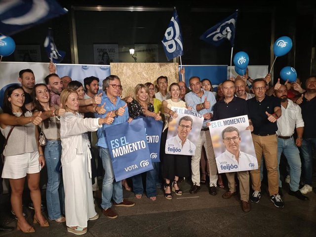 La presidenta del PP en Extremadura, María Guardiola, junto a candidatos y miembros del PP en la pegada de carteles