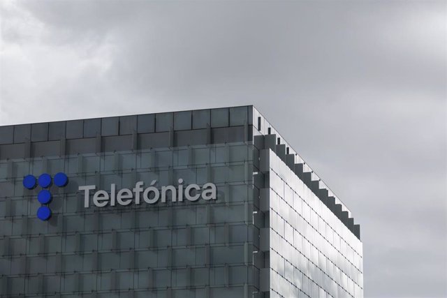 Archivo - Fachada de la sede de Telefónica, en Madrid (España). 