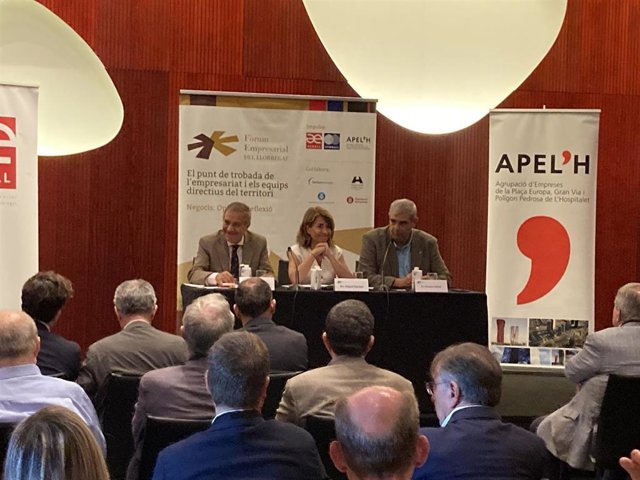 La ministra de Transportes, Movilidad y Agenda Urbana, Raquel Sánchez, junto al presidente de la Aeball, Santiago Ballesté, y el primer teniente de alcalde del Ayuntamiento de L'Hospitalet de Llobregat, Francesc Bellver.
