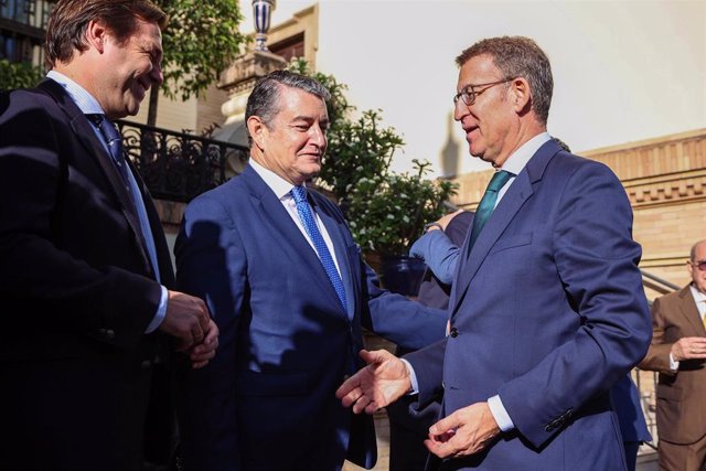 El presidente del PP y candidato a la Presidencia del Gobierno, Alberto Núñez Feijóo (2d) saluda  al secretario general del PP andaluz, Antonio Repullo (i) a su llegada al desayuno informativo, a 7 de julio de 2023, en Sevilla, (Andalucía, España). El pre