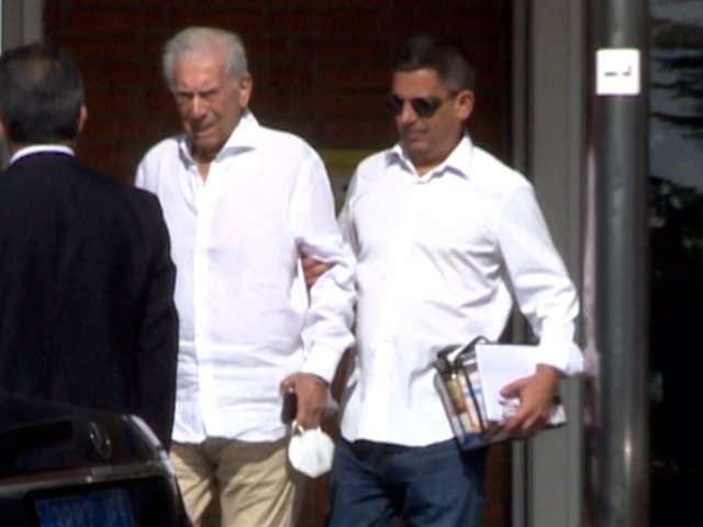 Mario Vargas Llosa abandonando la clínica Ruber Internacional con su hijo Gonzalo