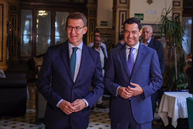 El presidente del PP y candidato a la Presidencia del Gobierno, Alberto Núñez Feijóo (i) junto al presidente de la Junta de Andalucía, Juanma Moreno (d) a su llegada al desayuno informativo, a 7 de julio de 2023, en Sevilla, (Andalucía, España). El presid