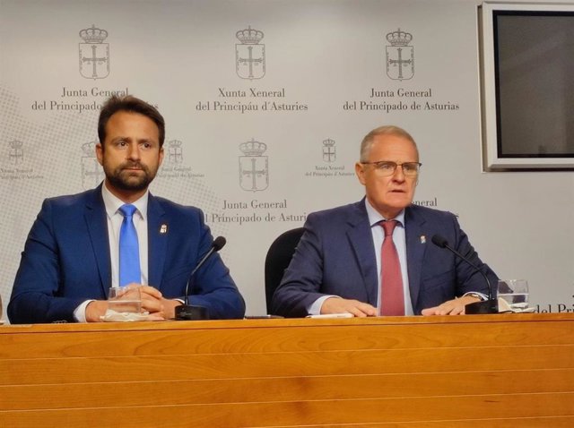 El secretario general del PP de Asturias, Álvaro Queipo, y el portavoz parlamentario del Grupo Popular en la Junta General, Diego Canga