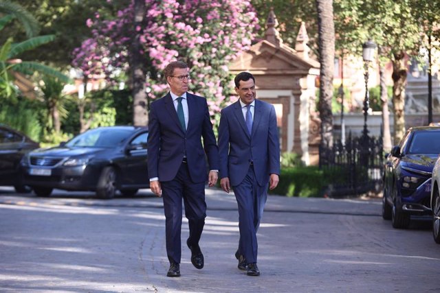 El presidente del PP y candidato a la Presidencia del Gobierno, Alberto Núñez Feijóo (i) junto al presidente de la Junta de Andalucía, Juanma Moreno (d) a su llegada al desayuno informativo, a 7 de julio de 2023, en Sevilla, (Andalucía, España). El presid