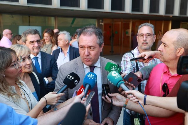El secretario general del PSOE-A, Juan Espadas, este viernes en declaraciones a los medios en Sevilla.
