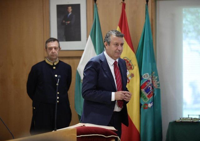 El socialista Javier Fernández, con el bastón de mando como presidente de la Diputación de Sevilla