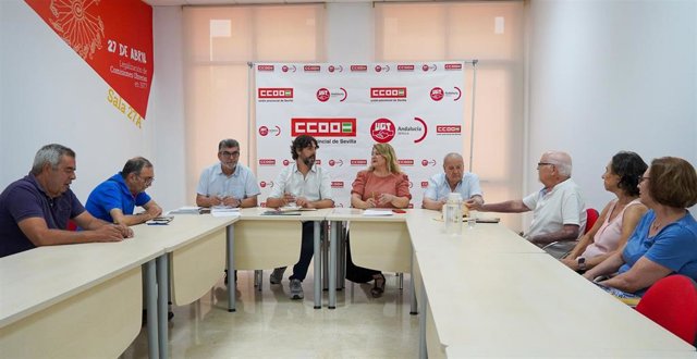 CCOO y UGT, en la rueda de prensa conjunta en la que han denunciado el "cierre" de los centros de participación activa durante las tardes de verano.
