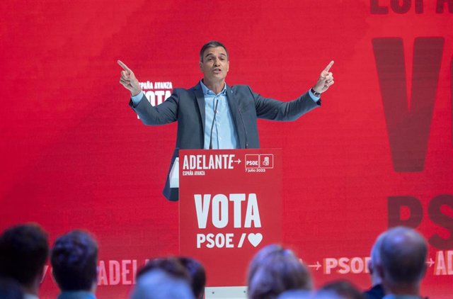 El secretario general del PSOE y presidente del Gobierno, Pedro Sánchez, interviene durante presentación del programa electoral del PSOE para las elecciones generales.