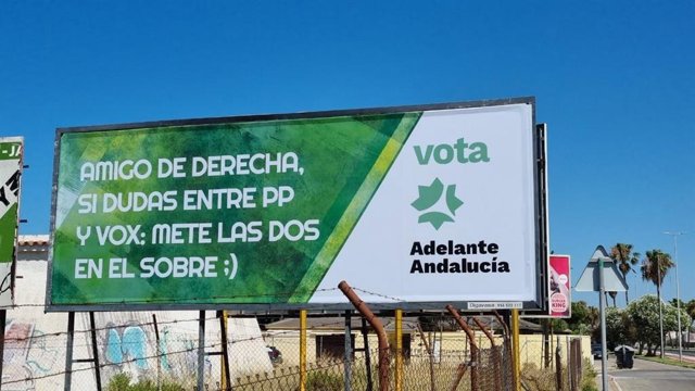 Imagen de la valla de Adelante Andalucía con su mensaje al votante de PP y Vox para las elecciones de 23 de julio al Congreso y Senado.