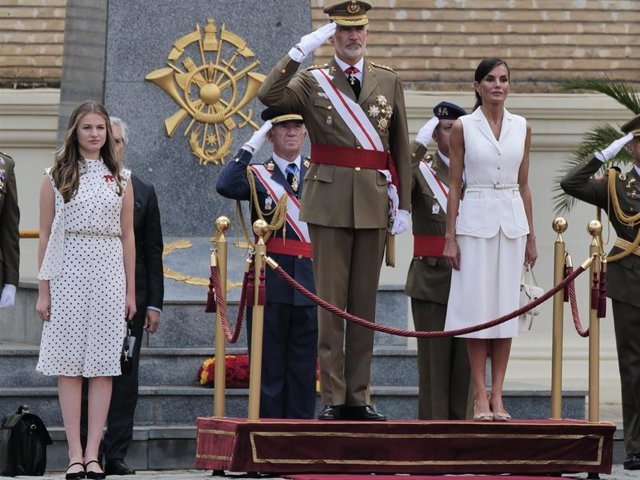 La Princesa Leonor, el Rey Felipe VI y la Reina Letizia durante el acto de entrega de Reales Despachos y nombramientos de los nuevos oficiales del Ejército de Tierra y de la Guardia Civil, en la Academia General Militar de Zaragoza