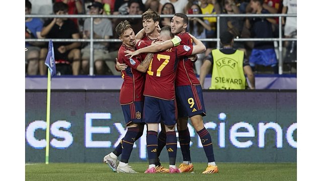 Los jugadores de la selección española sub-21 de fútbol, tras marcar un gol.