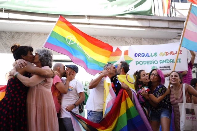 "Besada Lgtbiq+" De Adelante Ante La Sede De Vox De El Puerto