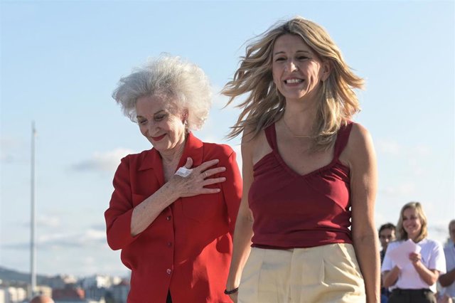La vicepresidenta segunda y líder de Sumar, Yolanda Díaz (d), y la actriz Marisa Paredes (i), durante el acto de inicio de campaña de Sumar para las elecciones del 23J, a 6 de julio de 2023, en A Coruña, Galicia (España). 