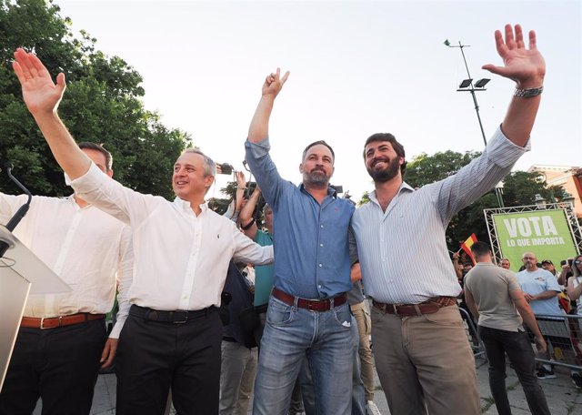 El presidente de Vox, Santiago Abascal, junto al vicepresidente de la Junta de Castilla y León, Juan García-Gallardo, durante un acto de partido celebrado este viernes en Valladolid
