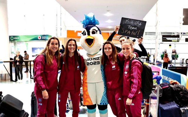 Las jugadoras de la selección española femenina de fútbol con Tazuni, la mascota del Mundial femenino de Australia y Nueva Zelanda 2023